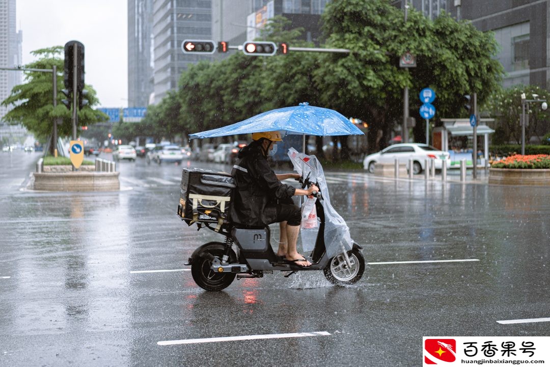 暴雨下的深圳外卖员：不求爆单日赚1000，只求体谅不给差评